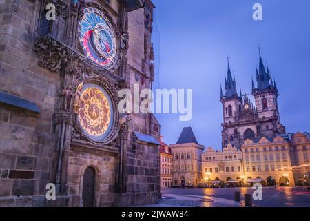 Astronomische Uhr auf dem Prager Altstadtplatz im Morgengrauen, Tschechische Republik Stockfoto