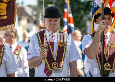 13. August 2022, Londonderry. 10.000 Apprentice Boys of Derry und 120 Bands nahmen an der jährlichen Relief of Derry-Parade Teil, der größten loyalen Orderparade Stockfoto