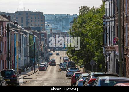 Londonderry, Großbritannien, August 2022. Blick auf Derry City mit Blick durch Straßen und bunte Gebäude Stockfoto