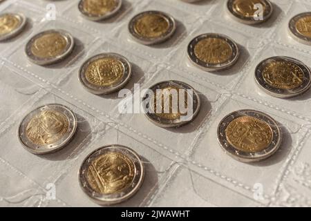 Eine Sammlung von zwei Euro-Gedenkmünzen. Kopieren Sie in einer Zeile Leerzeichen. Konzept der numismatischen, finanziellen, europäischen Währung Stockfoto