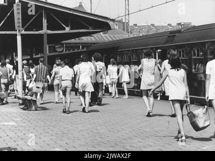 Bild ankommender Zugpassagiere auf dem Bahnsteig des N.S. Bahnhofs Zandvoort aan Zee in Zandvoort. Stockfoto