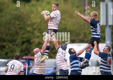 Englische Amateur-Rugby-Union-Spieler, die in einem Ligaspiel spielen. Stockfoto