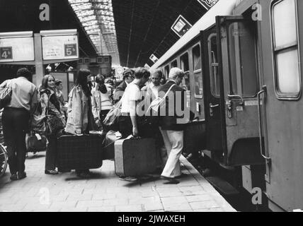 Bild von den an Bord fahrenden Zugpassagieren im Holland-Wien Expres nach Wien auf dem zweiten Bahnsteig der N.S. Station Amsterdam et al. In Amsterdam. Stockfoto