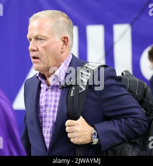 New Orleans, USA. 04. September 2022. Brian Kelly, Cheftrainer der LSU Tigers, tritt vor dem Start des College-Fußballspiels Allstate Louisiana Kickoff im Caesars Superdome in New Orleans, Louisiana, am Sonntag, dem 4. September 2022, auf das Spielfeld. (Foto von Peter G. Forest/Sipa USA) Quelle: SIPA USA/Alamy Live News Stockfoto