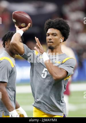 New Orleans, USA. 04. September 2022. LSU Tigers Quarterback Jayden Daniels (5) wirft einige Pässe vor dem Start des Allstate Louisiana Kickoff College-Fußballspiels im Caesars Superdome in New Orleans, Louisiana, am Sonntag, 4. September 2022. (Foto von Peter G. Forest/Sipa USA) Quelle: SIPA USA/Alamy Live News Stockfoto