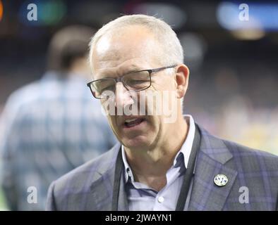 New Orleans, USA. 04. September 2022. Der für die Südost-Konferenz zuständige Kommissar Greg Sankey spricht vor dem Beginn des Kickoff-College-Fußballspiels von Allstate Louisiana im Caesars Superdome in New Orleans, Louisiana, am Sonntag, dem 4. September 2022, mit einer Gruppe von Personen. (Foto von Peter G. Forest/Sipa USA) Quelle: SIPA USA/Alamy Live News Stockfoto