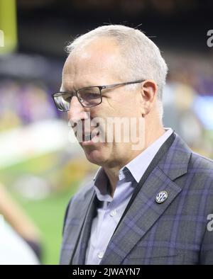 New Orleans, USA. 04. September 2022. Der für die Südost-Konferenz zuständige Kommissar Greg Sankey spricht vor dem Beginn des Kickoff-College-Fußballspiels von Allstate Louisiana im Caesars Superdome in New Orleans, Louisiana, am Sonntag, dem 4. September 2022, mit einer Gruppe von Personen. (Foto von Peter G. Forest/Sipa USA) Quelle: SIPA USA/Alamy Live News Stockfoto