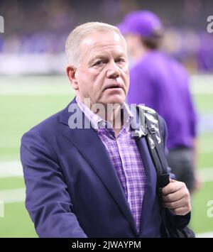 New Orleans, USA. 04. September 2022. LSU Tigers-Cheftrainer Brian Kelly geht vor dem Start des Allstate Louisiana Kickoff-College-Fußballspiels im Caesars Superdome in New Orleans, Louisiana, am Sonntag, dem 4. September 2022, über das Spielfeld. (Foto von Peter G. Forest/Sipa USA) Quelle: SIPA USA/Alamy Live News Stockfoto