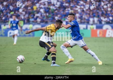 Belo Horizonte, Minas Gerais, Brasilien. 4. September 2022. Brasilianische Fußballmeisterschaft - zweite Division: Cruzeiro vs Criciuma. 4. September 2022, Belo Horizonte, Minas Gerais, Brasilien: Fußballspiel zwischen Cruzeiro und Criciuma, gültig für die Runde der brasilianischen Fußballmeisterschaft 28., die am Sonntag (4) im Mineirao-Stadion in Belo Horizonte, Minas Gerais, stattfand. Das Spiel endete in einem Unentschieden mit einem Wert von 1:1. Bild: Breno Babu/Thenews2 (Bild: © Breno Babu/TheNEWS2 via ZUMA Press Wire) Stockfoto