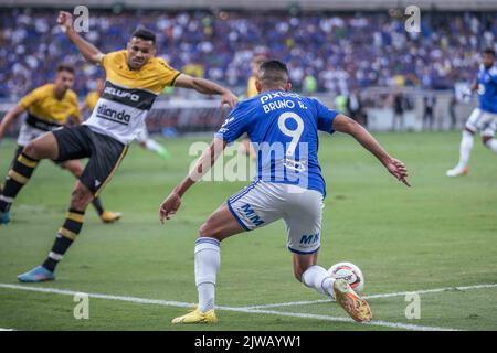 Belo Horizonte, Minas Gerais, Brasilien. 4. September 2022. Brasilianische Fußballmeisterschaft - zweite Division: Cruzeiro vs Criciuma. 4. September 2022, Belo Horizonte, Minas Gerais, Brasilien: Fußballspiel zwischen Cruzeiro und Criciuma, gültig für die Runde der brasilianischen Fußballmeisterschaft 28., die am Sonntag (4) im Mineirao-Stadion in Belo Horizonte, Minas Gerais, stattfand. Das Spiel endete in einem Unentschieden mit einem Wert von 1:1. Bild: Breno Babu/Thenews2 (Bild: © Breno Babu/TheNEWS2 via ZUMA Press Wire) Stockfoto