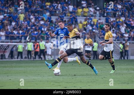 Belo Horizonte, Minas Gerais, Brasilien. 4. September 2022. Brasilianische Fußballmeisterschaft - zweite Division: Cruzeiro vs Criciuma. 4. September 2022, Belo Horizonte, Minas Gerais, Brasilien: Fußballspiel zwischen Cruzeiro und Criciuma, gültig für die Runde der brasilianischen Fußballmeisterschaft 28., die am Sonntag (4) im Mineirao-Stadion in Belo Horizonte, Minas Gerais, stattfand. Das Spiel endete in einem Unentschieden mit einem Wert von 1:1. Bild: Breno Babu/Thenews2 (Bild: © Breno Babu/TheNEWS2 via ZUMA Press Wire) Stockfoto