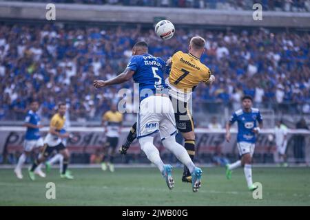 Belo Horizonte, Minas Gerais, Brasilien. 4. September 2022. Brasilianische Fußballmeisterschaft - zweite Division: Cruzeiro vs Criciuma. 4. September 2022, Belo Horizonte, Minas Gerais, Brasilien: Fußballspiel zwischen Cruzeiro und Criciuma, gültig für die Runde der brasilianischen Fußballmeisterschaft 28., die am Sonntag (4) im Mineirao-Stadion in Belo Horizonte, Minas Gerais, stattfand. Das Spiel endete in einem Unentschieden mit einem Wert von 1:1. Bild: Breno Babu/Thenews2 (Bild: © Breno Babu/TheNEWS2 via ZUMA Press Wire) Stockfoto