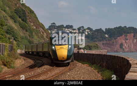 Teignmouth, Devon, England, Großbritannien. 2022. Personenzug nähert sich Teignmouth, von Dawlish, Devon entlang der Südwestküstenlinie. Stockfoto