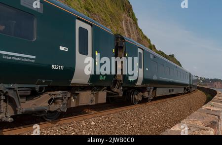 Teignmouth, Devon, England, Großbritannien. 2022. Personenzug nähert sich Teignmouth, von Dawlish, Devon entlang der Südwestküstenlinie. Stockfoto