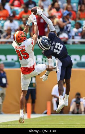 Miami Gardens, Florida, USA. 4. September 2022: Der Eckpfeiler der Jackson State Tigers, TRAVIS HUNTER (12), greift am 4. September 2022 im Hard Rock Stadium in Miami Gardens, FL, nach einem Fang gegen den Florida A&M Rattlers Wide Receiver, DAVID MANIGO (85), während des Denny's Orange Blossom Classic Spiels 2022 zwischen den Florida A&M Rattlers und den Jackson State Tigers. (Bild: © Cory Knowlton/ZUMA Press Wire) Bild: ZUMA Press, Inc./Alamy Live News Stockfoto