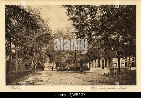 Gesicht in der Dorpsstraat in Doorn von Westen, mit der vorderen und rechten Seite des Rathauses Anbau Postamt.n.b auf der rechten Seite. Das Rathaus und das Postamt wurden 1971 abgerissen. Stockfoto