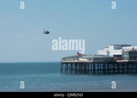 Ein Chinook, der im Rahmen der Blackpool Air Show am 13.. August 2022 über den North Pier in Blackpool fliegt Stockfoto