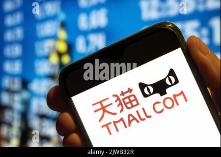 China. 25.. Juli 2022. In dieser Abbildung wird das Logo der chinesischen Online-Shopping-Website der Alibaba Group, Tmall, auf einem Smartphone-Bildschirm angezeigt. (Bild: © Budrul Chukrut/SOPA Images via ZUMA Press Wire) Stockfoto