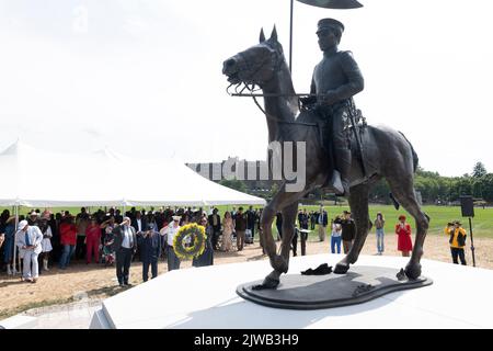 West Point, New York, USA. 4. September 2022. Pfarrer ROBERT DIXON, 100, aus Albany, NY, grüßt während einer Kranzniederlegung am Fuße des Buffalo Soldier Statuts in West Point, New York. Dixon ist der letzte des Regiments. Die Buffalo-Soldaten des kalvarienberges von 9. und 10. dienten von 1866 bis 1945 in der US-Armee. Während sie für ihre Arbeit während des Wiederaufbaus und der Besiedlung des Westens bekannt sind, dienten sie auch im „Amerikanischen Krieg, Kuba, Philippinen“ „Amerikanischen Krieg, dem Ersten Weltkrieg und dem Infanterieregiment von 24., das während des Zweiten Weltkriegs im pazifik gekämpft wurde Aber der größte Teil des Regiments diente Stockfoto