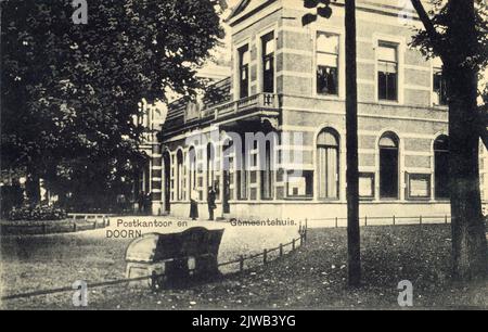 Blick von Westen auf die vordere und rechte Seite des Rathausanbaus Postamt in Doorn. N.B. das Postamt des Rathauses wurde 1971 abgerissen. Stockfoto