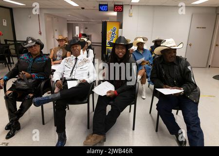 West Point, New York, USA. 4. September 2022. Mitglieder der Federation of Black Cowboys melden sich an, bevor sie zum Campus von West Point gehen, um an der jährlichen Preisverleihung der Buffalo Soldiers Association of West Point teilzunehmen. Die Buffalo-Soldaten des kalvarienberges von 9. und 10. dienten von 1866 bis 1945 in der US-Armee. Während sie für ihre Arbeit beim Wiederaufbau bekannt waren, dienten sie auch im „Amerikanischen Krieg“, „Amerikanischen Krieg“, „Kuba, Philippine“, Der erste Weltkrieg und das Infanterieregiment von 24., das während der zweiten Weltstation im pazifik gekämpft wurde. Der größte Teil des Regiments verfügt über Instruktoren an West POI Stockfoto