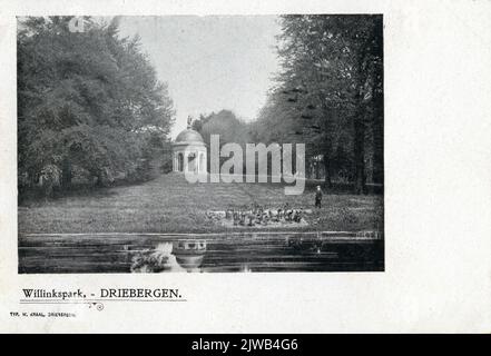 Blick über den Teich im Park Willinkshof in Rijsenburg, mit der Kuppel im Hintergrund. N.B. später wurde der Name Willinkshof in Beerschoten-Willinkshof geändert. Die Gemeinden Driebergen und Rijsenburg wurden am 1. Mai 1931 in die Gemeinde Driebergen-Rijsenburg zusammengeführt. Stockfoto
