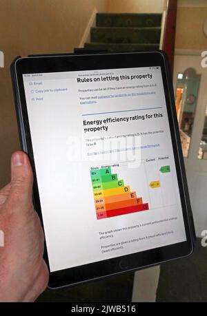 EPCs, Energieeffizienzzertifikat, online über ein iPad angesehen, in einem Reihenhaus, 2025 Deadline nähert sich für die C-Bewertung Stockfoto