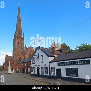 The Ring of Bells Pub, mit St. Elphins, Warrington Parish Church im Hintergrund, 129 Church St, Warrington, Cheshire, England, UK, WA1 2TL Stockfoto