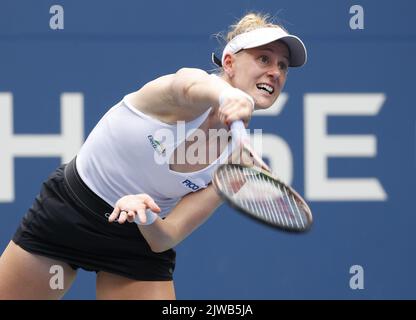 Flushing Meadow, United Gab An. 04. September 2022. Alison Riske-Amritraj dient der französischen Caroline Garcia, bevor sie am Sonntag, den 4. September, im Louis Armstrong Stadium in der vierten Runde bei den US Open Tennis Championships 2022 im Arthur Ashe Stadium im USTA Billie Jean King National Tennis Center in New York City in geraden Sätzen besiegt wurde. 2022. Foto von John Angelillo/UPI Credit: UPI/Alamy Live News Stockfoto