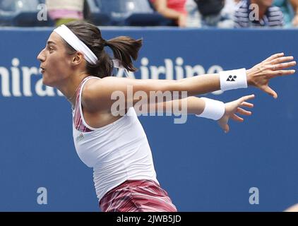 Flushing Meadow, United Gab An. 04. September 2022. Caroline Garcia aus Frankreich feiert nach dem Match-Point gegen Alison Riske-Amritraj, die sie in geraden Sätzen im Louis Armstrong Stadium in der vierten Runde bei den US Open Tennis Championships 2022 im Arthur Ashe Stadium im USTA Billie Jean King National Tennis Center in New York City am Sonntag besiegt hat, 4. September 2022. Foto von John Angelillo/UPI Credit: UPI/Alamy Live News Stockfoto