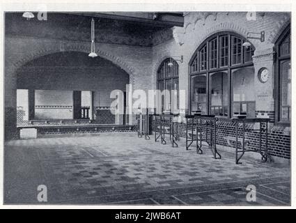 Innenraum des H.S.M. Bahnhofs Zandvoort in Zandvoort aan Zee: Halle mit Schaltern und Gepäckschalter auf der linken Seite. Stockfoto