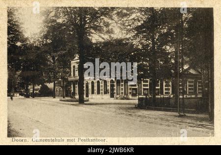 Gesicht in der Dorpsstraat in Doorn von Nordwesten, mit der vorderen und rechten Seite des Rathauses Anbau Postamt.n.b auf der rechten Seite. Das Rathaus und das Postamt wurden 1971 abgerissen. Stockfoto