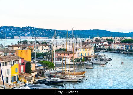 Port Grimaud, Frankreich. 04. September 2022. Illustration Ansicht von Port Grimaud, provenzalisches und mediterranes Dorf und Hafen an der französischen Riviera, im Golf von Saint-Tropez, in Provence-Alpes-Côte d'Azur, Var, Südfrankreich, im September, 4, 2022. Foto von Victor Joly/ABACAPRESS.COM Quelle: Victor Joly/Alamy Live News Stockfoto