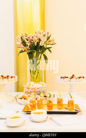 Garnelencocktail in einem Buffet mit mehr Essen auf einem Tisch Stockfoto