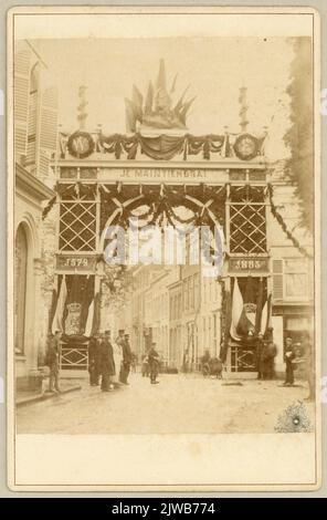 Bild des Erpoort, das auf dem Pausdam in Utrecht auf dem Weg von König Wilhelm III. Und Königin Emma zum Münsterkerkerkhof in Utrecht gegründet wurde, wo die Enthüllung der Statue von Jan van Nassau stattfinden wird; im Hintergrund De Kromme Nieuwegracht. Im Jahr 1912 wurde der Name Munsterkerkhof in Domplein geändert. Stockfoto