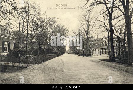 Gesicht in der Dorpsstraat in Doorn von Westen, mit der vorderen und rechten Seite des Rathauses Anbau Postamt.n.b auf der rechten Seite. Das Rathaus und das Postamt wurden 1971 abgerissen. Stockfoto