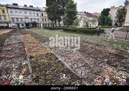 Lviv, Ukraine. 04. September 2022. Gewebte Tarnnetze für die Bedürfnisse der ukrainischen Armee aufgrund der bewaffneten Invasion Russlands in die Ukraine. Am Wochenende haben mehrere hundert Freiwillige mehr als 2.000 Quadratmeter Tarnnetze für das ukrainische Militär gewoben. Auf diese Weise deckten sie die meisten Forderungen des Militärs nach Tarnnetzen ab. Die ukrainische Armee kämpft gegen die russischen Eindringlinge, die am 24. Februar in ukrainisches Land einmarschierten. Kredit: SOPA Images Limited/Alamy Live Nachrichten Stockfoto