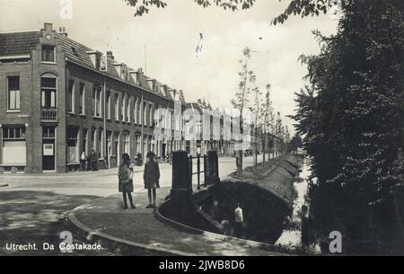 Gesicht in der Da Costakade in Utrecht vom Croeselaan; ganz links die Roemer Visscherkade.n.b. Der Straßenname Roemer Visscherkade wurde 1931 in Vondellaan geändert. Stockfoto