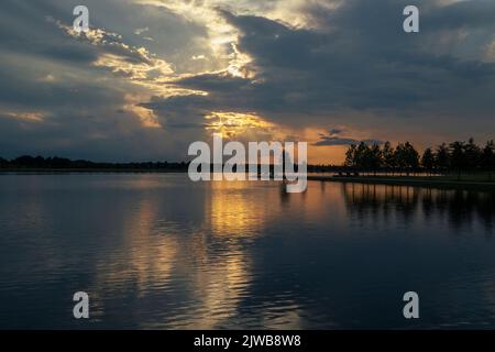 Dramatischer Sonnenuntergang und Reflexionen am Patriot Lake im Shelby Farms Park, Memphis, TN. Am 3. September 2022. Stockfoto