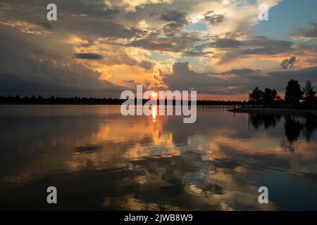 Dramatischer Sonnenuntergang und Reflexionen am Patriot Lake im Shelby Farms Park, Memphis, TN. Am 3. September 2022. Stockfoto