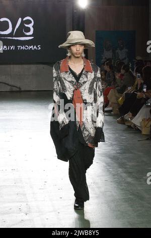 Tokio, Japan. 3. September 2022. Runway-Modell, 3. September 2022 - Mode : Rakuten Fashion Week Tokyo 2023 S/S präsentierte die 'Afromatic' Runway, eine zeitgenössische afrikanische Kunst- und Modeschau auf DER WHAT Facility, Tennozu Isle in Tokio, Japan. Quelle: Michael Steinebach/AFLO/Alamy Live News Stockfoto