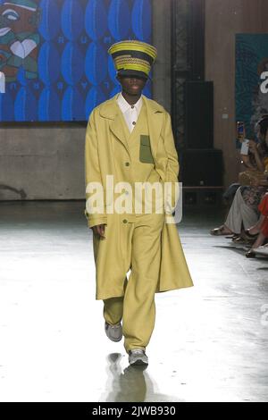 Tokio, Japan. 3. September 2022. Runway-Modell, 3. September 2022 - Mode : Rakuten Fashion Week Tokyo 2023 S/S präsentierte die 'Afromatic' Runway, eine zeitgenössische afrikanische Kunst- und Modeschau auf DER WHAT Facility, Tennozu Isle in Tokio, Japan. Quelle: Michael Steinebach/AFLO/Alamy Live News Stockfoto