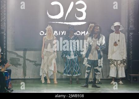 Tokio, Japan. 3. September 2022. Designer Olubiyi Thomas, 3. September 2022 - Mode : Rakuten Fashion Week Tokyo 2023 S/S präsentierte die 'Afromatic' Runway, eine zeitgenössische afrikanische Kunst- und Modeschau in What Facility, Tennozu Isle in Tokio, Japan. Quelle: Michael Steinebach/AFLO/Alamy Live News Stockfoto