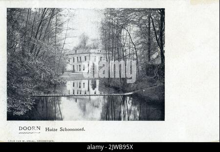 Blick von Südwesten auf den Teich im Park des Schoonoord Landgutes (Postweg 18) in Doorn, mit der linken und vorderen Seite des Hauses im Hintergrund. Stockfoto