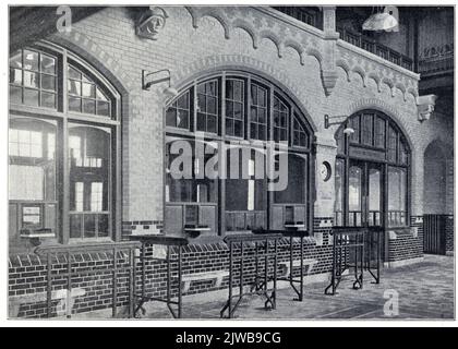 Innenraum des H.S.M. Bahnhofs Zandvoort in Zandvoort aan Zee: Halle mit Schaltern. Stockfoto