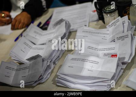 Valparaiso, Chile. 04.. Sep, 2022. Stimmzettel werden während der Auszählung der Zustimmung oder der abgelehnten Stimme angezeigt. Volksabstimmung über die neue Verfassung von Chile 2022. Mit einer Beteiligung von etwa 15,1 Millionen Menschen wurden zur Abstimmung aufgerufen, wenn sie den Vorschlag des neuen Verfassungsentwurfs annehmen oder ablehnen. Es handelt sich um die wichtigste Abstimmung in den letzten 30 Jahren der Geschichte, die die Möglichkeit gibt, die von der Diktatur von Augusto Pinochet geerbte Verfassung hinter sich zu lassen. In den Ergebnissen gewinnt die Ablehnung. Kredit: SOPA Images Limited/Alamy Live Nachrichten Stockfoto