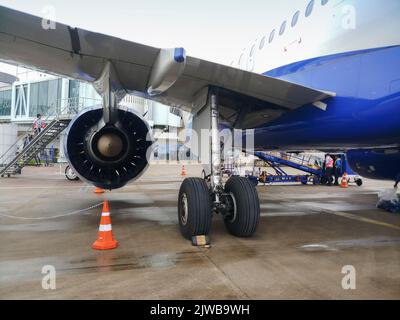 Kolkata, Westbengalen, Indien - 9.. August 2019 : Indigo-Flug ist bereit für den Abflug am Kolkata-Lufthafen. Start- und Landebahn des Flughafens Netaji Subhas Chandra Bose Stockfoto