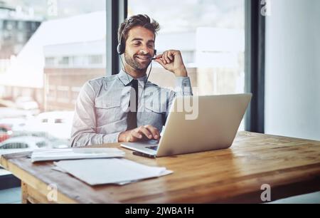 Lassen Sie mich das Problem Schritt für Schritt durch den Call Center-Agenten führen, der in einem Büro an einem Laptop arbeitet. Stockfoto