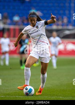 Harrison, New Jersey, USA, 4.. September Abby Erceg (6 NCC) in Aktion während des Spiels der National Women Soccer League zwischen dem NJ/NY Gotham FC und North Carolina Courage in der RedBull Arena in Harrison, NJ (Georgia Soares/SPP) Credit: SPP Sport Press Photo. /Alamy Live News Stockfoto