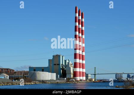 Das Kraftwerk Tufts Cove in Dartmouth, Nova Scotia, Kanada, wurde 1965 in Betrieb genommen. Stockfoto